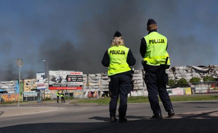 Dogaszanie pożaru hali Marywilska 44