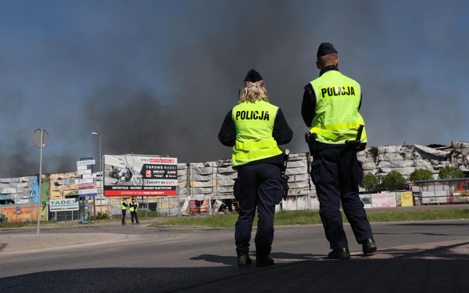 Dogaszanie pożaru hali Marywilska 44