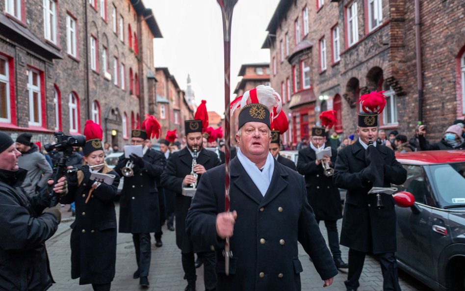 Orkiestra górnicza w czasie obchodów Barbórki w Katowicach