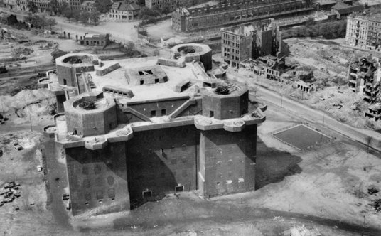 Flakturm IV w Hamburgu w 1945 roku.