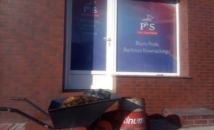 Beczki z gnojowicą pod biurem posła PiS. Protesty rolników
