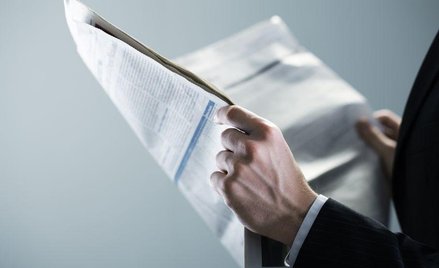 Większość ludzi wciąż woli czytać prasę papierową