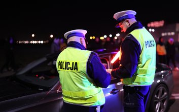 Kiedy policjant próbował wyjąć kluczyki z auta prowadzonego przez pijanego kierowcę, ten nagle ruszy