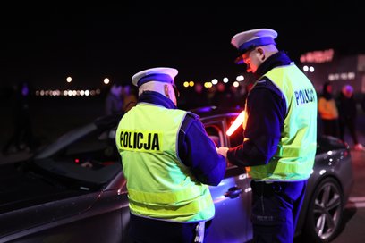 Kiedy policjant próbował wyjąć kluczyki z auta prowadzonego przez pijanego kierowcę, ten nagle ruszy