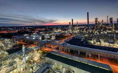 Koncerny inwestują miliardy w rafinerie i petrochemię