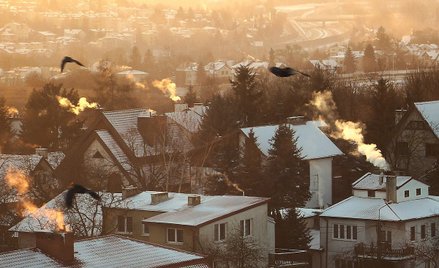 Smog regularnie pojawia się zimą w polskich miastach.