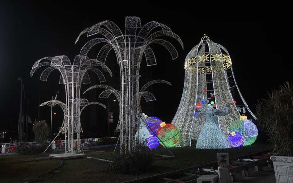 Uliczne dekoracje w Lagosie, największym mieście i dawnej stolicy Nigerii.