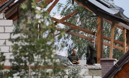 Dach uszkodzonego budynku mieszkalnego w Wyrykach