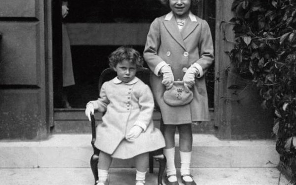1933 r. Księżniczka Elżbieta (po prawej) z młodszą siostrą księżniczką Małgorzatą.