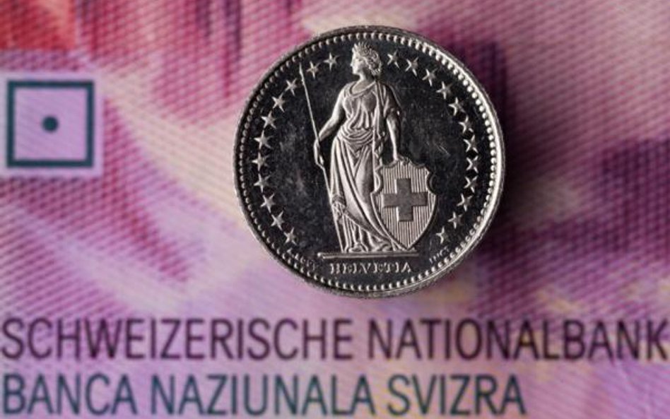 Zaskakująca decyzja SNB, aby po trzech latach odejść od dotychczasowej polityki kursowej, doprowadzi