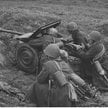 Czterej żołnierze obsługujący armatę przeciwpancerną wz. 36 Bofors 37 mm. Manewry wojskowe na Wołyni