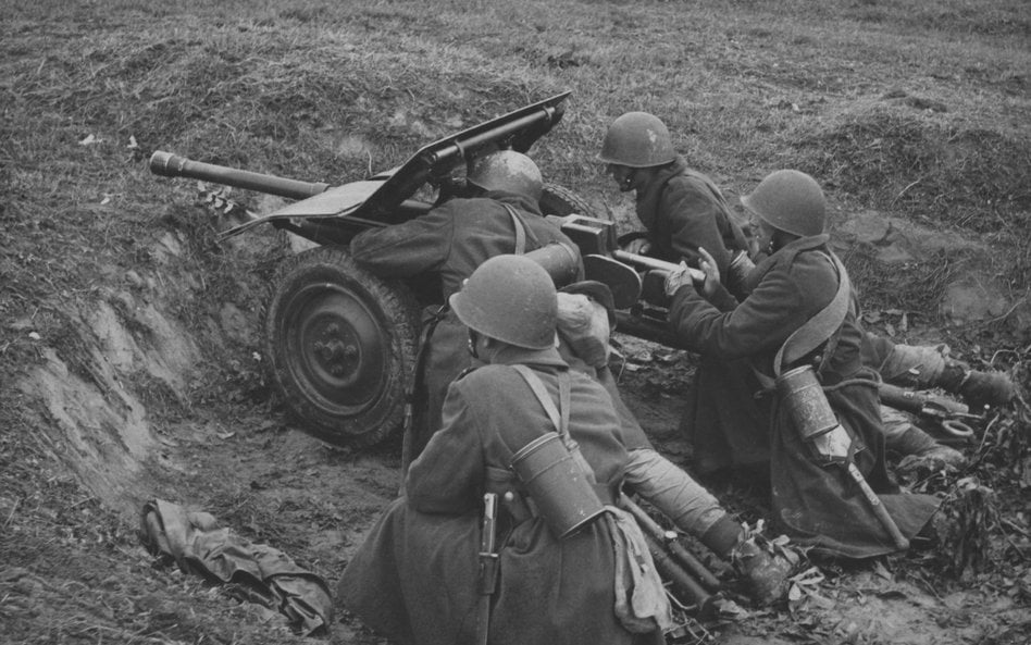 Czterej żołnierze obsługujący armatę przeciwpancerną wz. 36 Bofors 37 mm. Manewry wojskowe na Wołyni