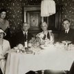 Listopad 1933 r. Wtedy pisarz (na zdj. z żoną w środku) otrzymał Nagrodę Nobla