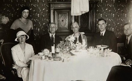 Listopad 1933 r. Wtedy pisarz (na zdj. z żoną w środku) otrzymał Nagrodę Nobla