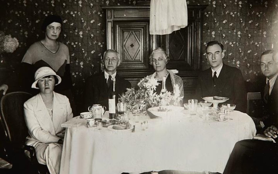 Listopad 1933 r. Wtedy pisarz (na zdj. z żoną w środku) otrzymał Nagrodę Nobla