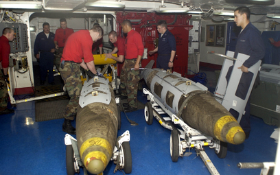 Montaż zestawu JDAM na bombie konwencjonalnej. Fot./US Navy.