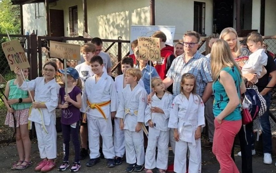 Rodzice i ich dzieci nie chcą się zgodzić na eksmisję z remontowanej, ciężkim wysiłkiem społeczności