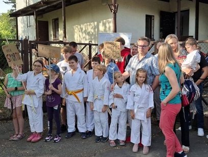 Rodzice i ich dzieci nie chcą się zgodzić na eksmisję z remontowanej, ciężkim wysiłkiem społeczności
