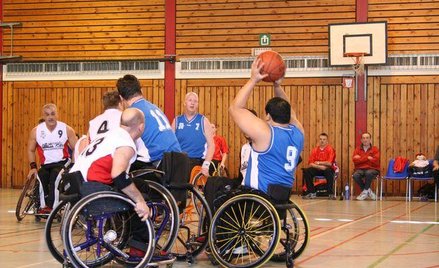 Prezentowanie społeczeństwu niepełnosprawnych jako osoby zdobywające sukcesy w życiu zawodowym i rod