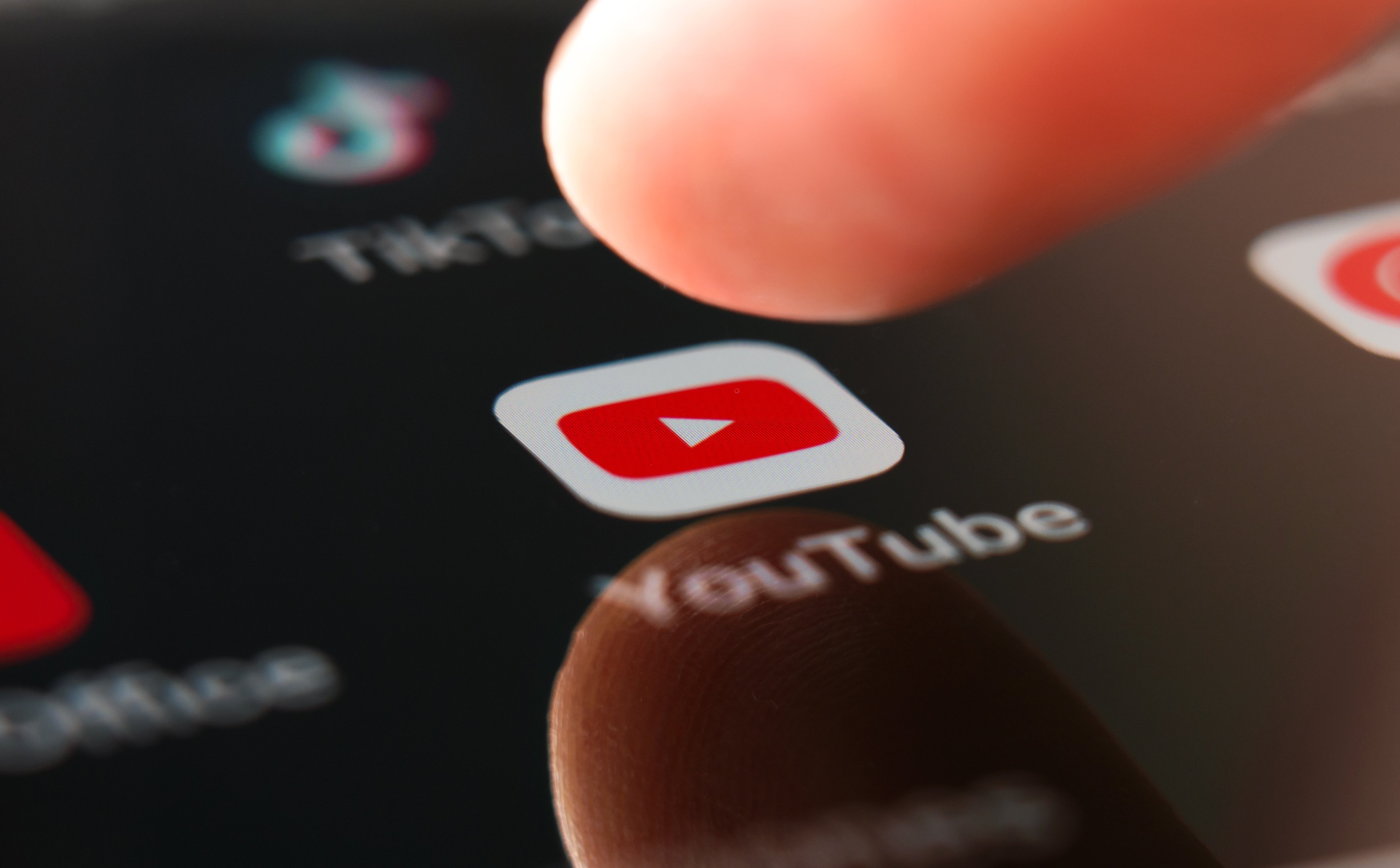 YouTube pozwolił AI edytować wybrane filmy użytkowników. Zgodę twórców pominięto