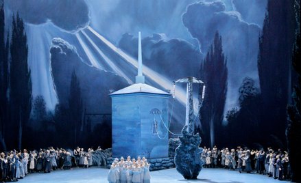 „Lohengrin” Richarda Wagnera w reżyserii Yuvala Sharona ze scenografią Neo Raucha i Rosy Loy z Piotr