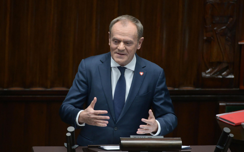 Premier Donald Tusk przemawia na sali obrad Sejmu w Warszawie