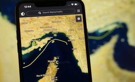 W normalnych warunkach przez Cieśninę Ormuz przeływa 20 proc. ropy transportowanej drogą morską