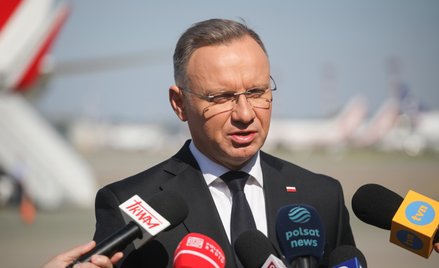 Prezydent Andrzej Duda na lotnisku Okęcie w Warszawie przed wylotem do Szwajcarii