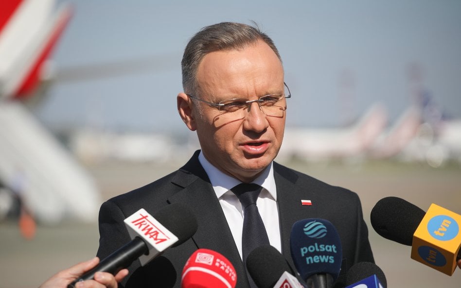 Prezydent Andrzej Duda na lotnisku Okęcie w Warszawie przed wylotem do Szwajcarii