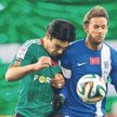 Kaspar Hamalainen (z prawej) zdobył drugą bramkę dla Lecha. Obok Ivica Vrdoljak
