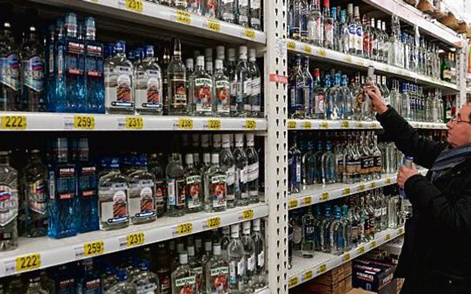 Butelek na półkach przybywa, bo ludzie mniej kupują