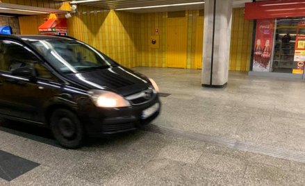 Samochód do przejścia podziemnego na stacji metra Stokłosy wjechał w sobotę wieczorem. Okoliczności 