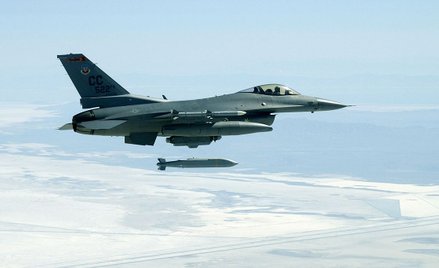 F-16C wypuszcza AGM-154 JSOW na poligonie testowo-szkoleniowym w Utah