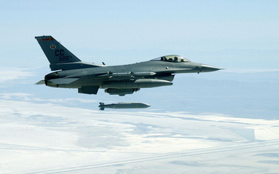 F-16C wypuszcza AGM-154 JSOW na poligonie testowo-szkoleniowym w Utah