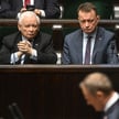 Prezes PiS Jarosław Kaczyński  i przewodniczący KP PiS Mariusz Błaszczak  na sali obrad Sejmu. Na mó