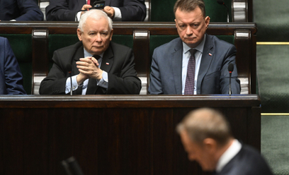 Prezes PiS Jarosław Kaczyński  i przewodniczący KP PiS Mariusz Błaszczak  na sali obrad Sejmu. Na mó