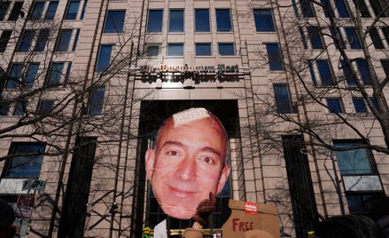 Jeff Bezos, szef Amazona, przekonuje, że AI doprowadzi do niedoboru rąk do pracy, a nie do masowych 