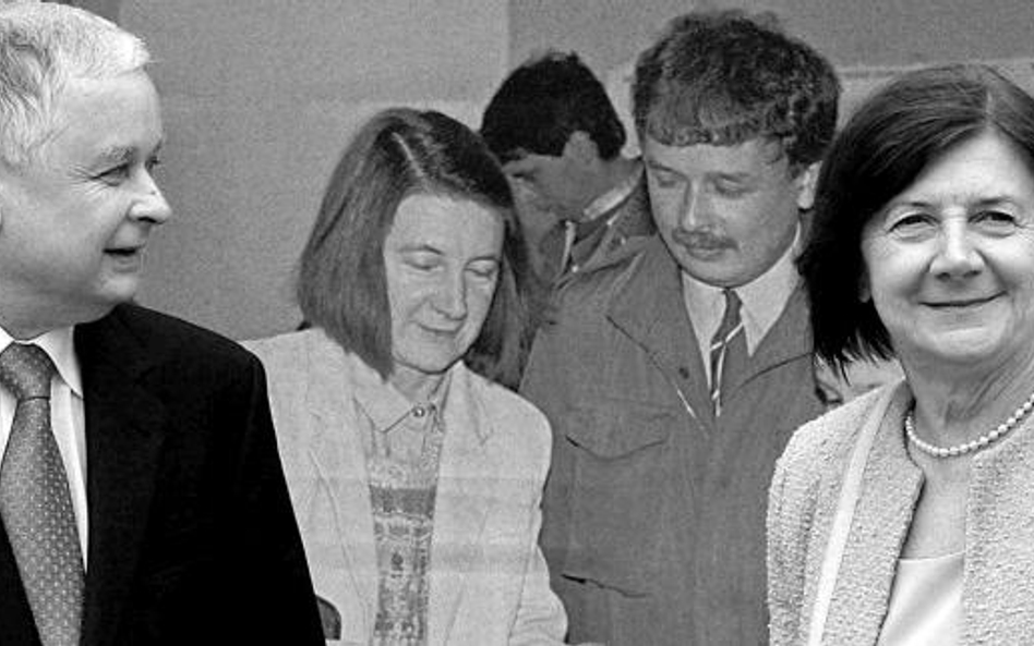 Para prezydencka na tle swojego zdjęcia sprzed 20 lat. Wystawa upamiętniająca 20. rocznicę wyborów z