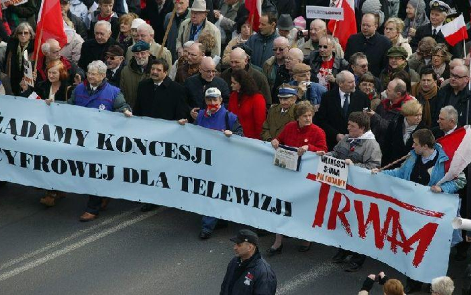 Sukces protestów w obronie TV Trwam, takich jak niedzielna manifestacja w Gdańsku, daje PiS nadzieję