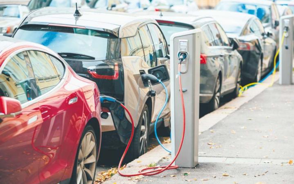 Unijni decydenci chcą, by samochody elektryczne w ciągu kilkunastu lat całkowicie wyparły auta z sil