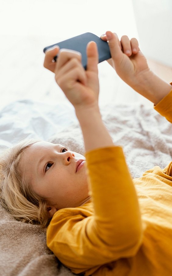 Duża część dorosłych, wbrew rekomendacjom ekspertów, sięga po telefon zaraz po wstaniu i korzysta z 