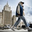 Rosjanka przechodząca obok budynku MSZ Rosji