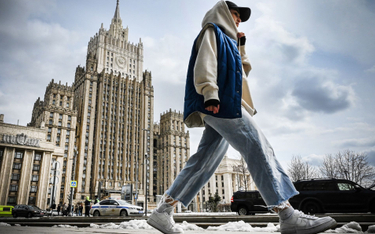 Rosjanka przechodząca obok budynku MSZ Rosji