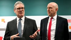 Minister obrony Wielkiej Brytanii John Healey (z prawej) odchodzi z rządu Keira Starmera