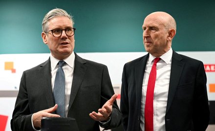 Minister obrony Wielkiej Brytanii John Healey (z prawej) odchodzi z rządu Keira Starmera