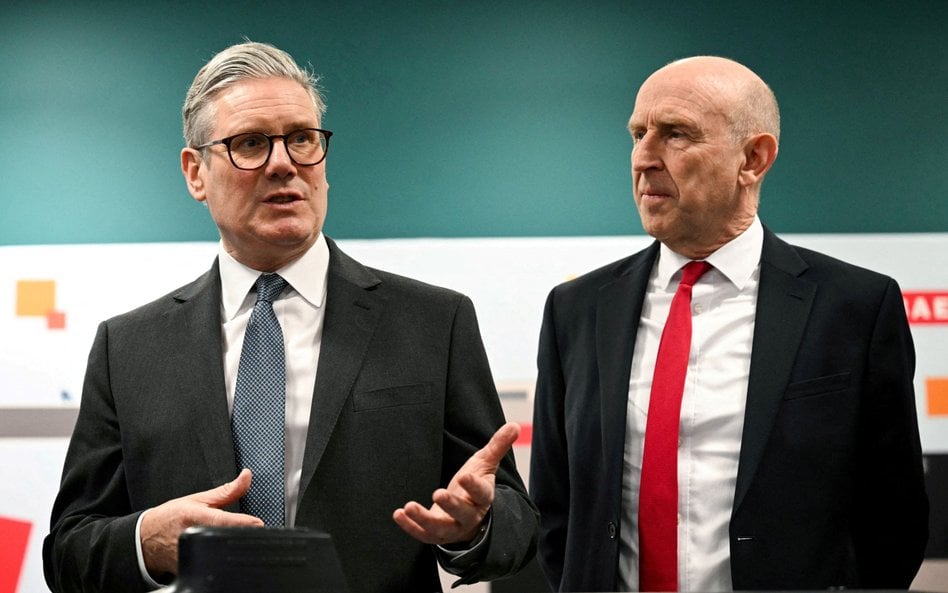 Minister obrony Wielkiej Brytanii John Healey (z prawej) odchodzi z rządu Keira Starmera