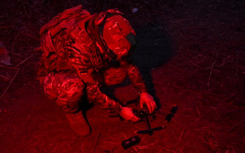 Ukraiński policjant przygotowuje drona do lotu na linii frontu w pobliżu miasta Torećk
