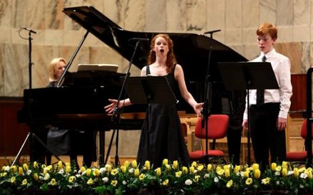 Rosie Lomas i Dominic Lynch jako dziecięcy bohaterowie „Obrotu śruby” Brittena. Fot. Bruno Fidrych