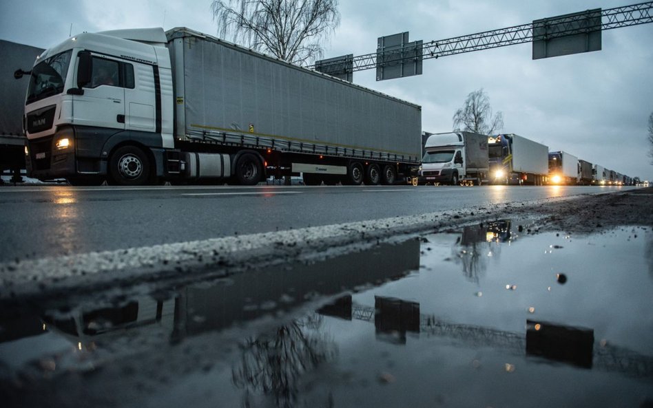 Do blisko 63 godzin zwiększył się czas oczekiwania kierowców tirów na wyjazd z Polski przez przejści