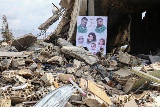 Plakat z wizerunkami członków libańskiej rodziny, zabitych w nalocie przez Izrael, umieszczony na gr